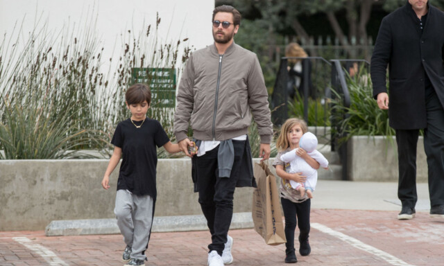 PÅ SHOPPING: Scott på handletur i Malibu med sønnen Mason og datteren Penelope sist måned. Foto: NTB Scanpix PÅ SHOPPING: Scott på handletur i Malibu med sønnen Mason og datteren Penelope sist måned. Foto: NTB Scanpix